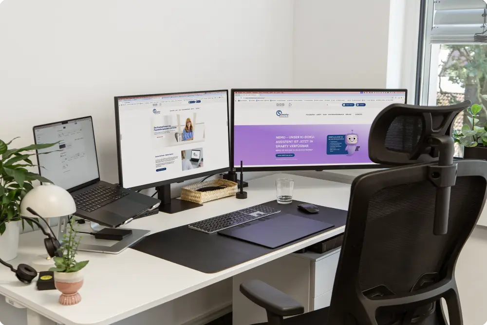 Arbeitsplatz mit zwei Monitoren und geöffneter Webseite
